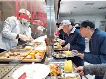 智慧養(yǎng)老飛入尋常百姓家！青島市北有137處居家養(yǎng)老服務站(圖1)