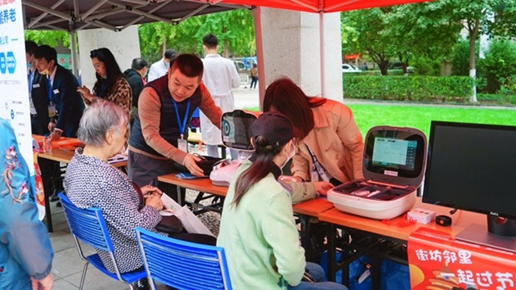 悅享數(shù)字走進(jìn)社區(qū)居家養(yǎng)老服務(wù)，與長者共話金色重陽(圖2)